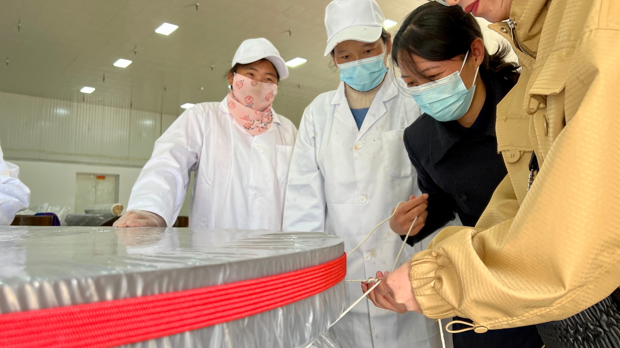 醇香酒 盐源苹果产业链再升级mg不朽情缘网站苹果“酿”出(图3) 醇香酒 盐源苹果产业链再升级mg不朽情缘网站苹果“酿”出(图3)